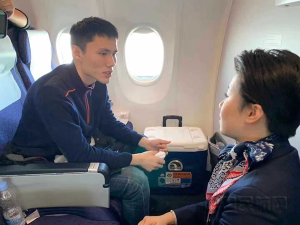 东航空乘服务携带转运器官的旅客-东航供图04.jpg