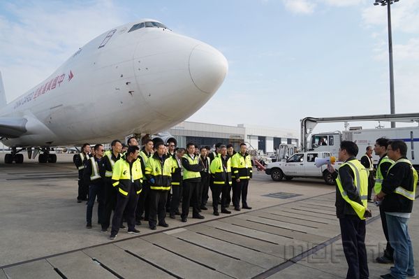 东航技术浦东维修基地开展2019年除防冰实战演练(1)03.jpg 东航技术浦东维修基地开展2019年除防冰实战演练(1)03.jpg