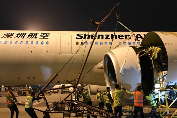 工作现场（深航维修工程部航线维修中心航线五中队文宣组 摄）.jpg