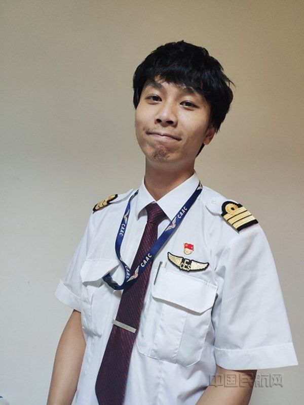 东航云南党员飞行员杨志远_副本.jpg 东航云南党员飞行员杨志远_副本.jpg
