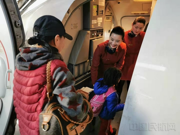 孩子和家属们正在乌兰巴托登机前往中国。摄影吴小春.jpg 孩子和家属们正在乌兰巴托登机前往中国。摄影吴小春.jpg