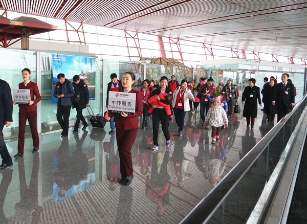 23日中午,孩子和家属们到达北京首都机场,在国航地面服务人员的引导下进行转机。摄影林滨.jpg 23日中午,孩子和家属们到达北京首都机场,在国航地面服务人员的引导下进行转机。摄影林滨.jpg