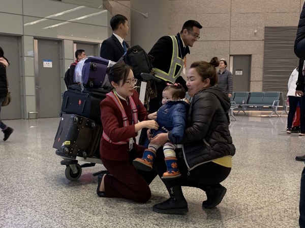 23日晚到达上海虹桥机场后,国航地面服务人员暖心为孩子穿衣服。摄影韩光旭.jpg 23日晚到达上海虹桥机场后,国航地面服务人员暖心为孩子穿衣服。摄影韩光旭.jpg