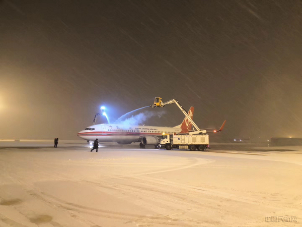 北京迎新年初雪 中联航空保障航班安全运行