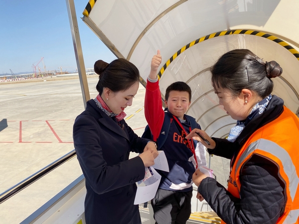 无陪小旅客为东航乘务员点赞 图:李漪.jpg 无陪小旅客为东航乘务员点赞 图:李漪.jpg