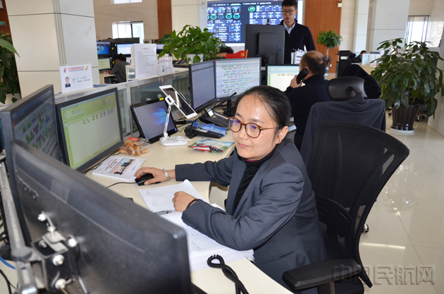 东航云南OCC工作人员面临大雾天气临危不惧 图:杨茜.jpg 东航云南OCC工作人员面临大雾天气临危不惧 图:杨茜.jpg