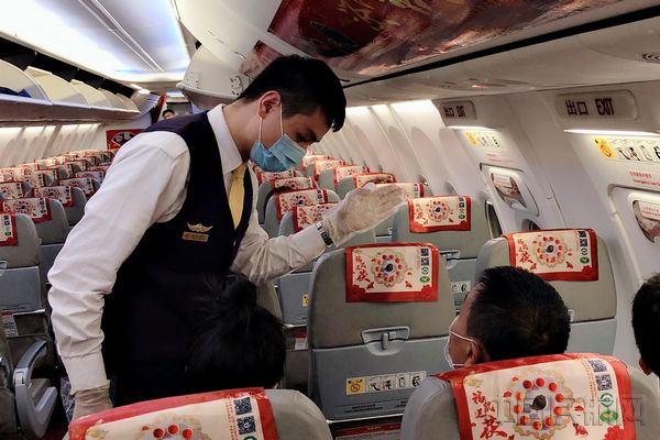附图2:乘务员开展客舱服务.jpg 附图2:乘务员开展客舱服务.jpg