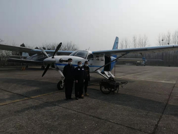 2月3日，14时16分，湖北楚天通航大棕熊飞机飞往南京禄口机场，在南京装载卓尔集团捐赠湖北的100台呼吸机后，迅速支援武汉。 (1).jpg