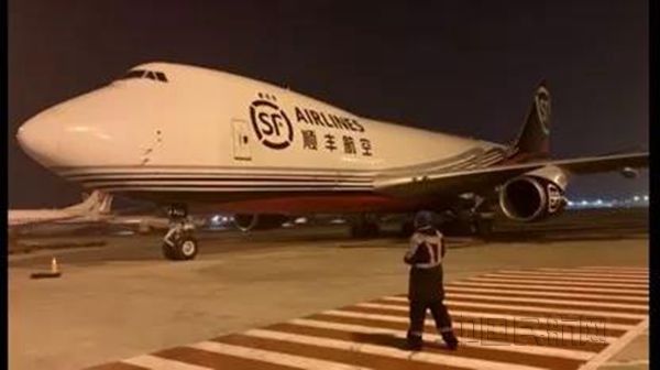 1月29日凌晨,顺丰航空B747-400型全货机搭载防疫物资飞抵北京首都国际机场。_副本.jpg