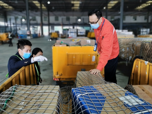 白云物流国际货站工作人员正在紧急处理防疫物资 (1).jpg