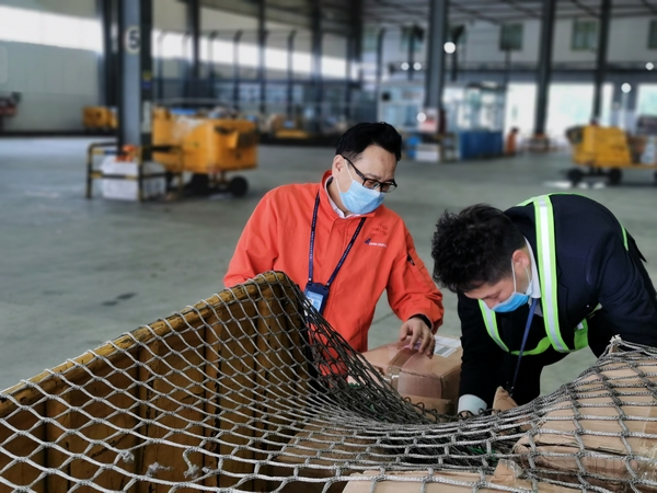 白云物流国际货站工作人员正在紧急处理防疫物资 (2).jpg