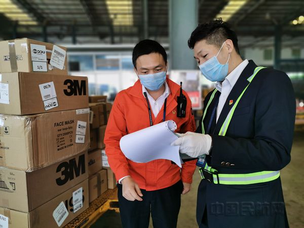 图三:白云物流国际货站工作人员正在复核防疫物资入仓数据 (陈水友 摄)_副本.jpg 图三:白云物流国际货站工作人员正在复核防疫物资入仓数据 (陈水友 摄)_副本.jpg