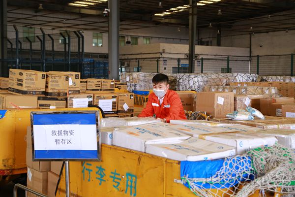 图一 白云物流国际货站进港科工作人员正在紧急分拣防疫物资 (刘承恺 摄)_副本.jpg 图一 白云物流国际货站进港科工作人员正在紧急分拣防疫物资 (刘承恺 摄)_副本.jpg
