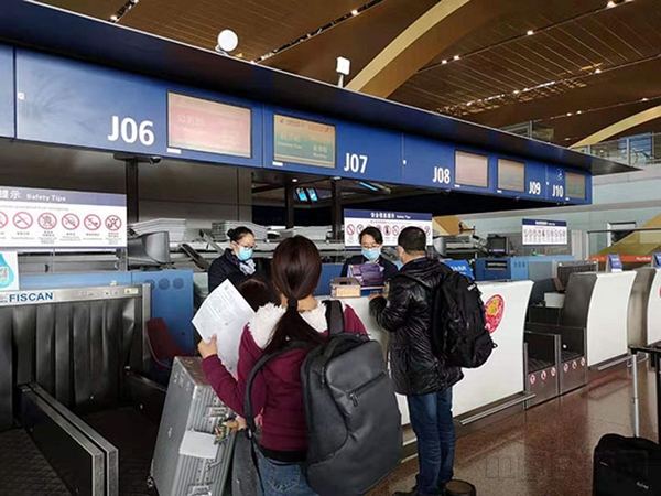 郭豫滇正在帮助旅客协调办理快速通关.jpg 郭豫滇正在帮助旅客协调办理快速通关.jpg