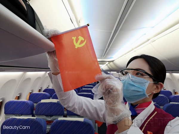 nEO_IMG_乘务员在客舱中挂上党旗。.jpg nEO_IMG_乘务员在客舱中挂上党旗。.jpg