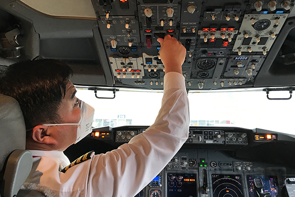 配图:第二次包机运送医疗队,海南航空赵磊机长做航前准备.jpg 配图:第二次包机运送医疗队,海南航空赵磊机长做航前准备.jpg