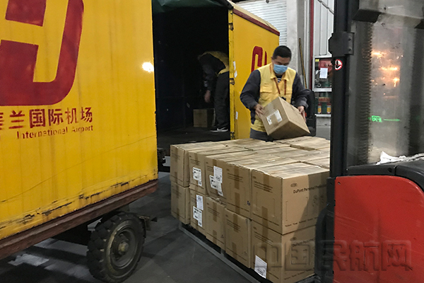 配图:海口美兰国际机场工作人员搬运抗疫医疗物资.jpg 配图:海口美兰国际机场工作人员搬运抗疫医疗物资.jpg