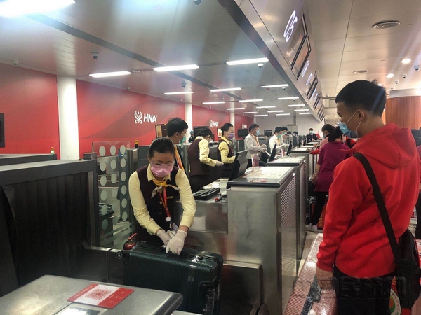 nEO_IMG_附图1:海南航空地服员工协助医疗队办理值机与行李托运