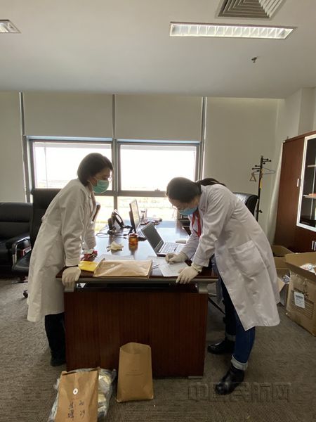 附图3：李丹青和工作团队清点登记防疫物资_副本.jpg