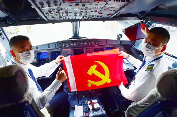 图 北部湾航空飞行部总经理怀凤国与组员共同执行湖北医疗包机任务_副本.jpg