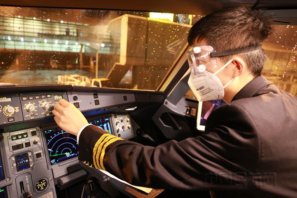 图  执行南宁-武汉GX9527包机任务的北部湾航空飞行员张林，已有26年党龄_副本.jpg