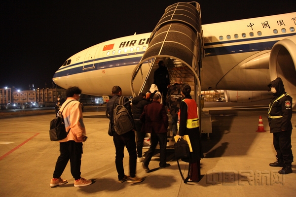 nEO_IMG_1.国航CA403成都-新加坡复航航班旅客登机。