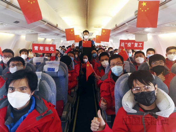 nEO_IMG_7.CA9607复工包机旅客在航班上和国航一起为武汉加油,为中国加油。张宝占摄
