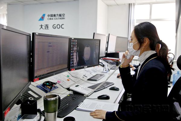 1 时晨 摄影 签派员袁静与机组通话，确保机组掌握目的地机场的疫情防控要求_副本.jpg