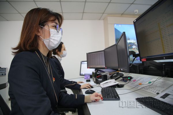 2 时晨 摄影 施展在现场运行中心监控航班运行状态信息_副本.jpg