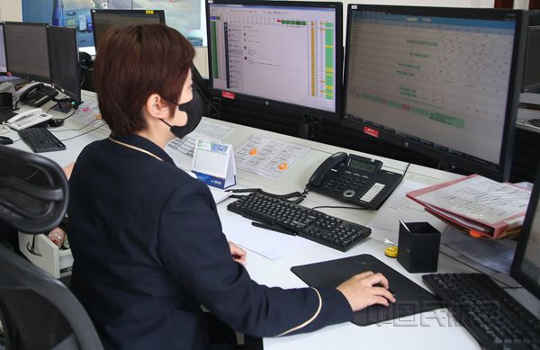 3 时晨 摄影 李艺彤在工作中_副本.jpg