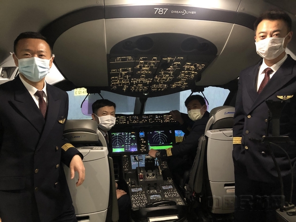 nEO_IMG_参加培训的飞行员在787模拟驾驶舱_