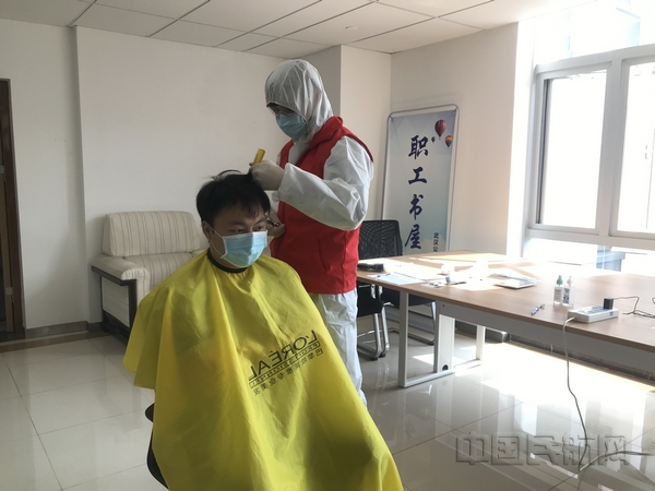 nEO_IMG_志愿者为同事理发-东航武汉公司供图.jpg