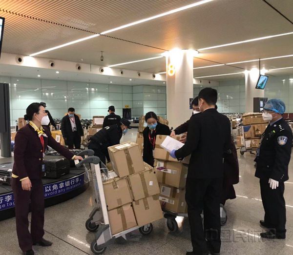 附图1：胡静与同事们对采购的防护物资进行清点_副本.jpg