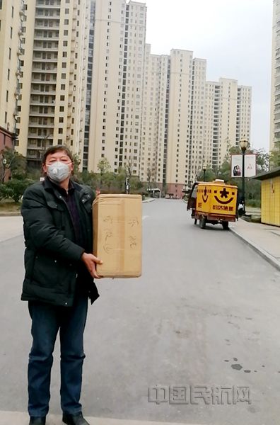 金寨东航皖燕希望小学校长李德胜收到口罩_副本.jpg 金寨东航皖燕希望小学校长李德胜收到口罩_副本.jpg