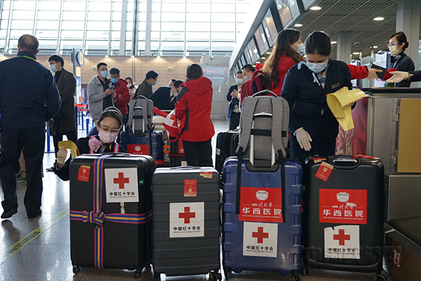 东航柜台为专家组一行办理值机和托运-东航供图1.jpg 东航柜台为专家组一行办理值机和托运-东航供图1.jpg
