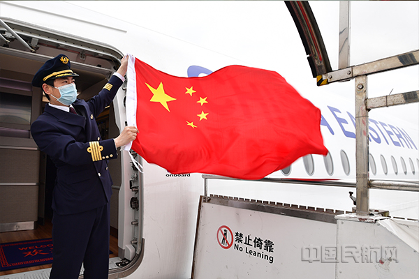 东航机组挥舞国旗迎接专家组启程-东航供图1.jpg 东航机组挥舞国旗迎接专家组启程-东航供图1.jpg