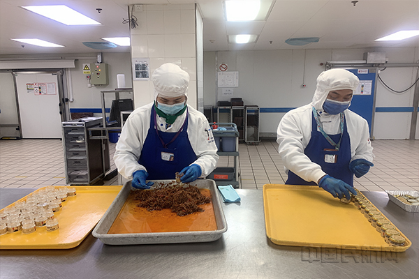 包机启程前的当天上午,东航食品公司现制封装了辣酱随机发运-东航供图1.jpg 包机启程前的当天上午,东航食品公司现制封装了辣酱随机发运-东航供图1.jpg