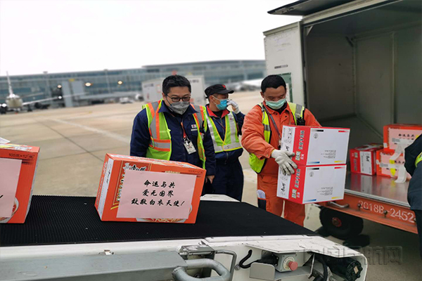 东航地服部为专家组一行赠送了部分食材-东航供图1.jpg 东航地服部为专家组一行赠送了部分食材-东航供图1.jpg