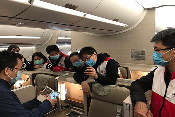 专家组成员利用起飞前的时间讨论工作-东航供图1.jpg 专家组成员利用起飞前的时间讨论工作-东航供图1.jpg