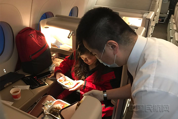 乘务员为专家组送餐-东航供图1.jpg 乘务员为专家组送餐-东航供图1.jpg