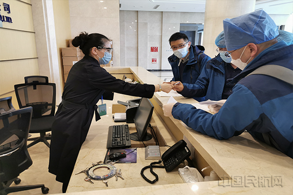 4医务人员办理入住1.jpg