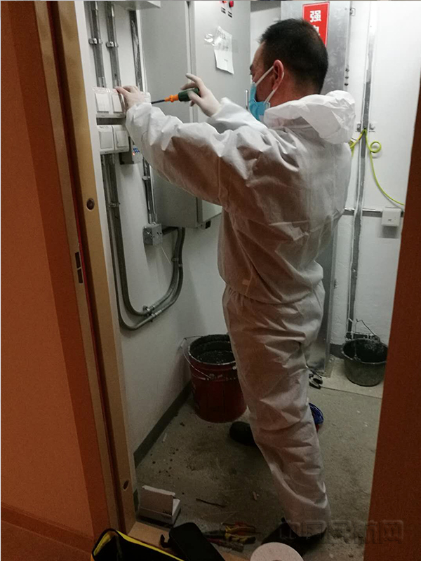 2水电修理工紧急完成房间维修任务1.jpg