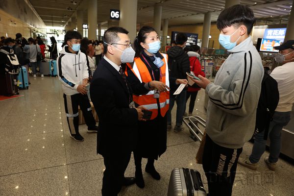 东航工作人员解决学生旅客的行李问题 图片:龚涛_副本.jpg