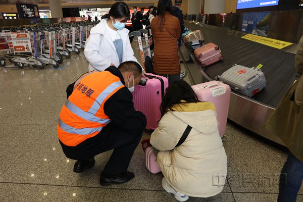 东航工作人员帮助学生旅客提取行李 图片:龚涛_副本.jpg