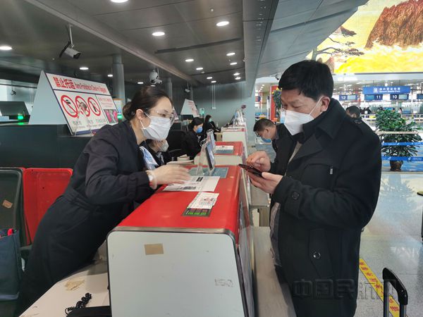 东航工作人员指导复工旅客使用安康码_副本.jpg 东航工作人员指导复工旅客使用安康码_副本.jpg