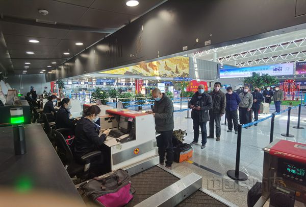 复工包机旅客办理登机牌_副本.jpg 复工包机旅客办理登机牌_副本.jpg