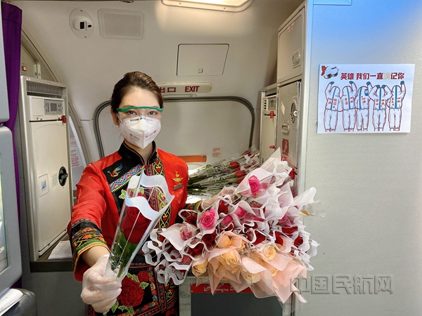 身着民族特色服饰的昆明航乘务员_副本.jpg