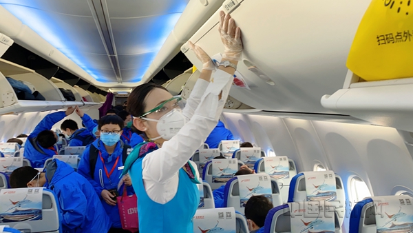 昆明航乘务员悉心服务医护人员  (1)_副本.jpg