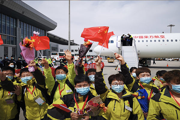 3月24日当天搭乘东航航班回家的医疗队员-东航供图1.jpg