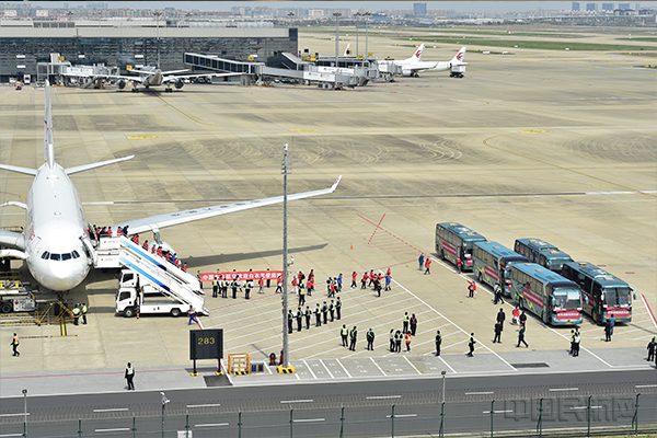 接运上海医疗队回到虹桥机场的东航包机-东航供图1.jpg